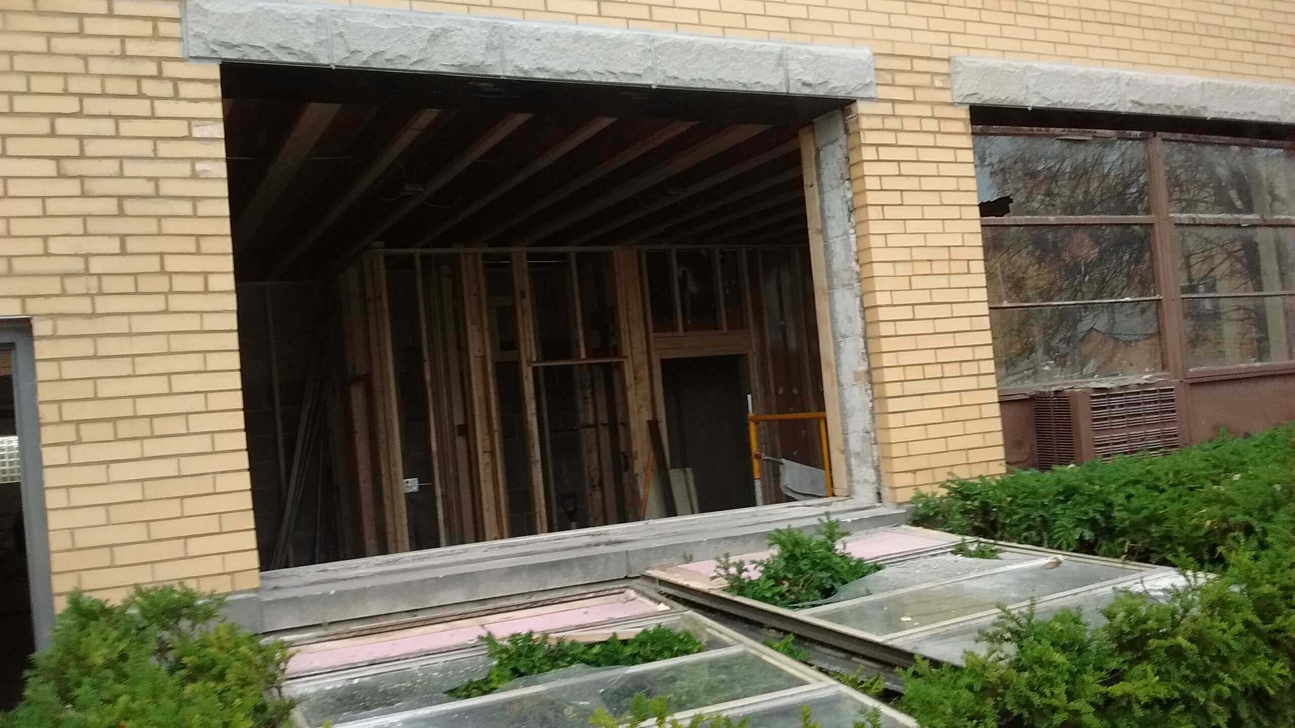 picture of an empty exterior commercial window